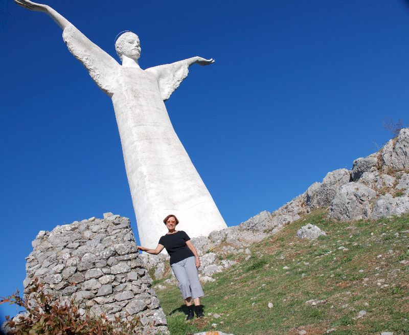 Au sommet du mont Biagio se dresse une immense statue du Christ rédempteur, Maratea, Italie.