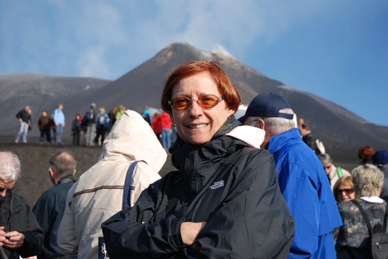 Céline pose à quelque 300 mètres du sommet de l’Etna en Italie.