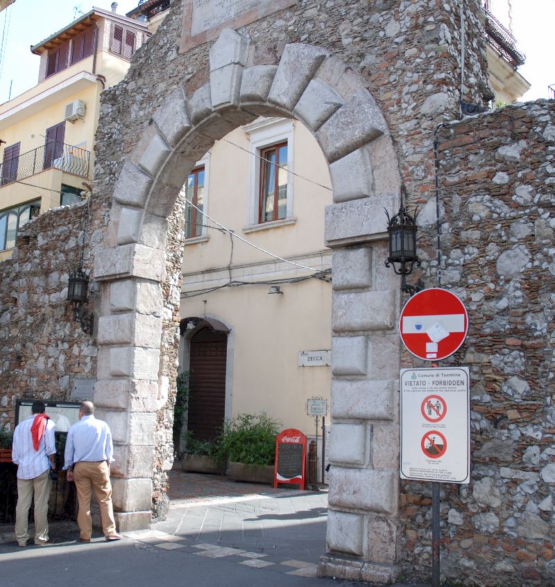 Une des portes d’entrée de la ville de Taormina, Italie.