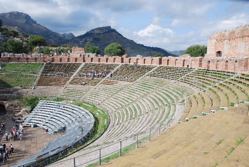 Le merveilleux théâtre grec de Taormina, dont les gradins font face à l’Etna! Italie