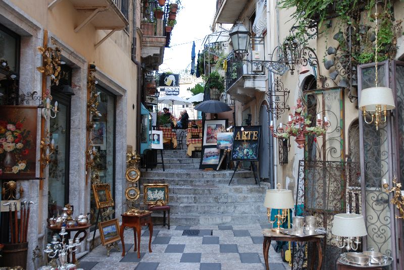 Petite ruelle marchande de Taormina, Italie.