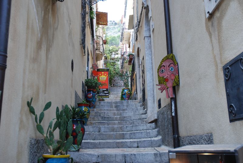 Petite ruelle commerciale de Taormina, Italie