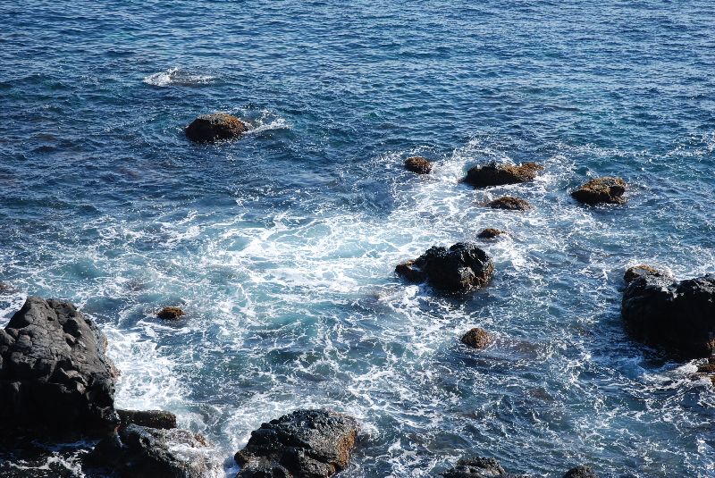 Rochers de basalte sur la Riviera des Cyclopes, Riviera dei Ciclopi, Acireale, Italie.