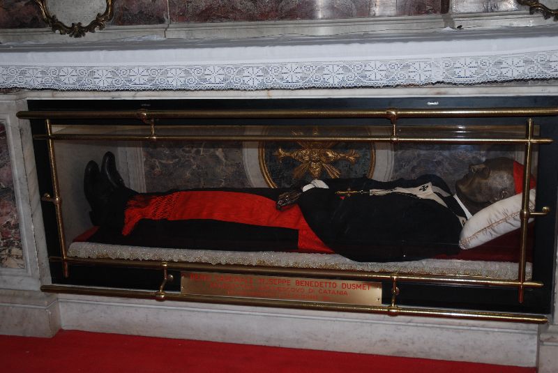 Le corps du cardinal Dusmet dans la cathédrale Sainte-Agathe, Catane, Italie.