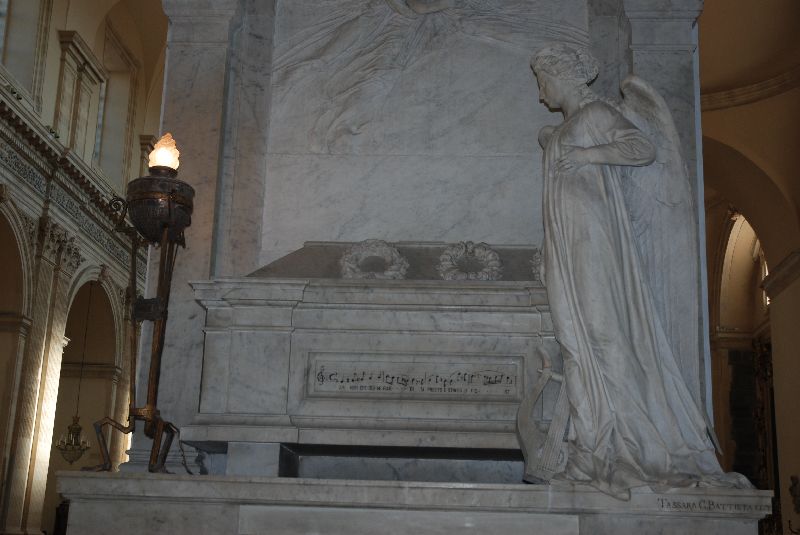 La tombe du musicien Vincenzo Bellini dans la cathédrale Sainte-Agathe, Catane, Italie.