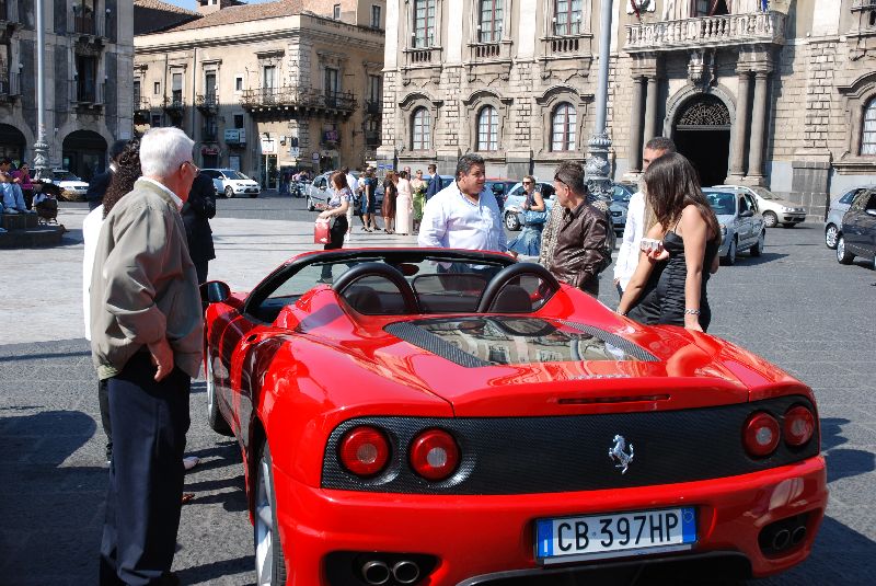 La voiture de luxe d’un des invités au mariage, Catane, Italie.