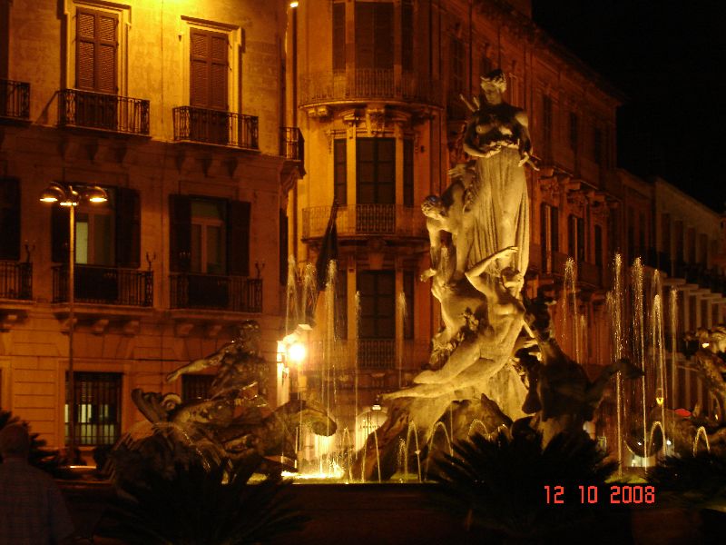 La fontaine de Diana, le soir, Ortygie, Syracuse, Italie.