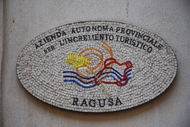 Affiche des bureaux de « l’Azienda autonoma provinciale per l’incremento turistico di Ragusa », Ragusa Ibla, Italie.