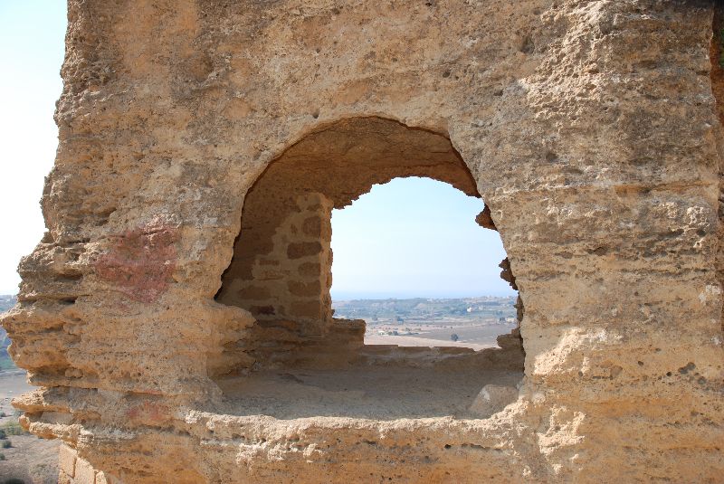 Tombes creusées dans la muraille de la Vallée des temples, Agrigente, Italie.