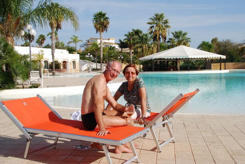 De beaux moments de farniente à la piscine de l’hôtel, Agrigente, Italie.