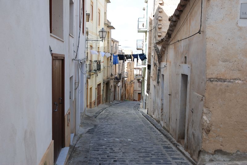 Petite rue de l’ancien quartier arabe de Sambuca di Sicilia, Italie.
