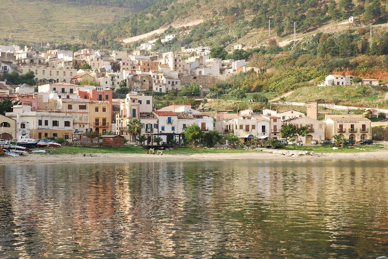 La baie du petit village de pêcheurs de Castellammare del Golfo, Italie.