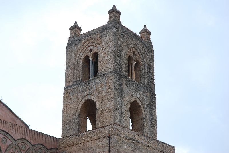 Une des deux tours de la cathédrale de Monreale, Italie.