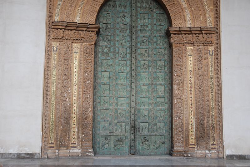 Porte principale de la cathédrale de Monreale, Italie.