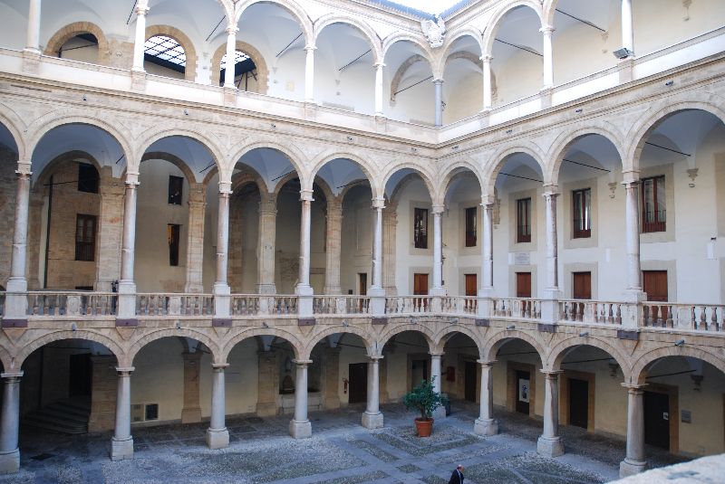 Cloître à l’intérieur du palais royal, palazzo dei Normanni, Palerme, Sicile, Italie.