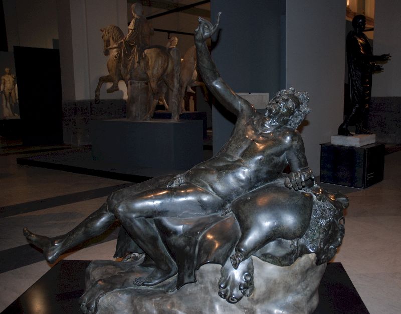 Statue de Satyre ivre, Musée archéologique national de Naples, Italie.