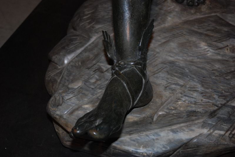 Un des souliers ailés du bronze du dieu Hermès, Musée archéologique national de Naples, Italie.