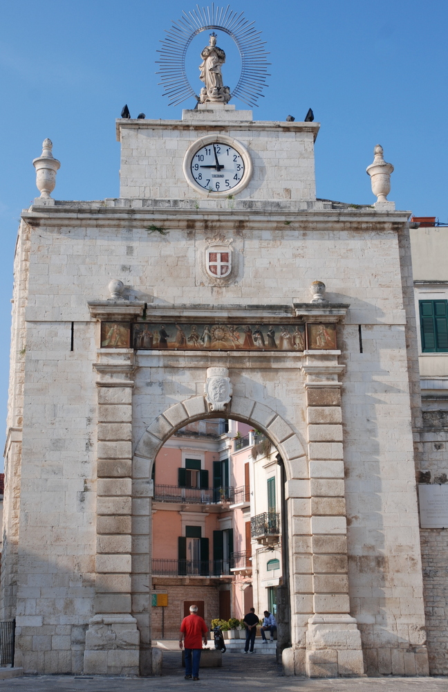Porte de la vieille ville de Bitonto, Pouilles, Italie.