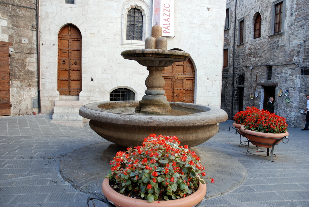  Fontaine de la Piazza del Bargello, Gubbio, Ombrie, Italie.