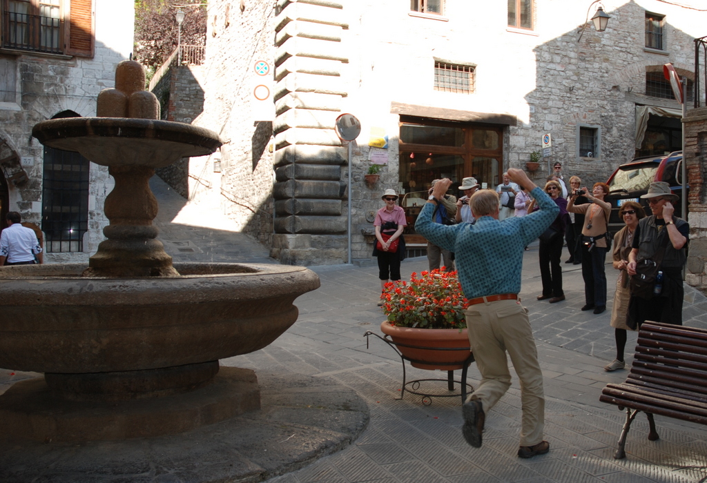 Le fou de la fontaine, Gubbio, Ombrie, Italie.