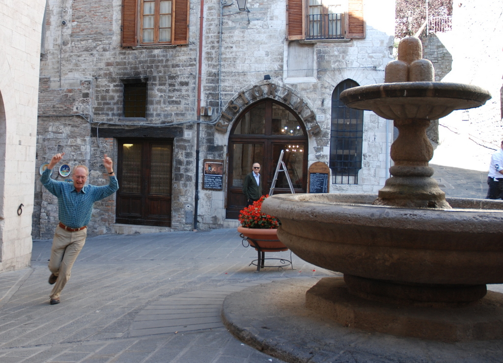 Le fou de la fontaine, Gubbio, Ombrie, Italie.