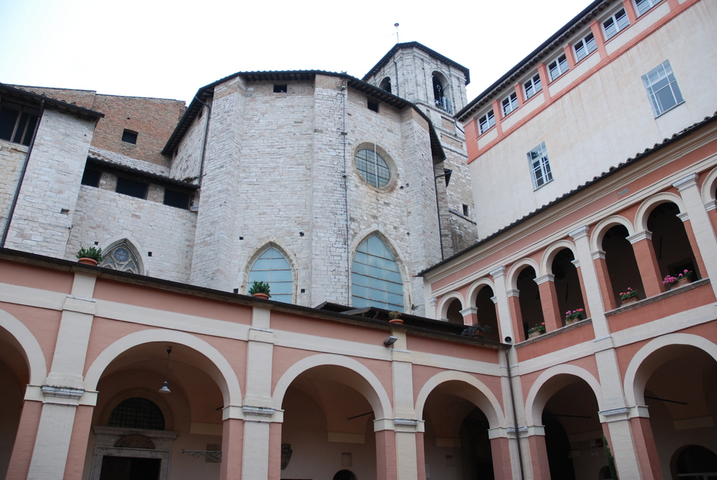 Cloître de la cathédrale de San Lorenzo, Pérouse, Ombrie, Italie.