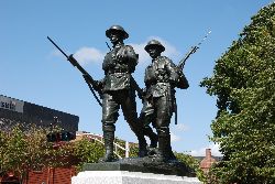 Monument élevé à la mémoire des citoyens de Charlottetown qui ont perdu la vie dans les trois grands conflits armés du XXe siècle, Charlottetown, Île-du-Prince-Édouard.
