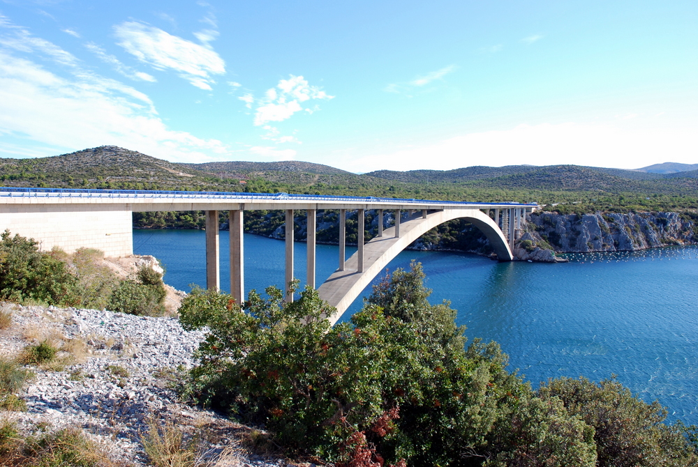 Pont enjambant le fleuve Krka, Dalmatie centrale, Croatie.