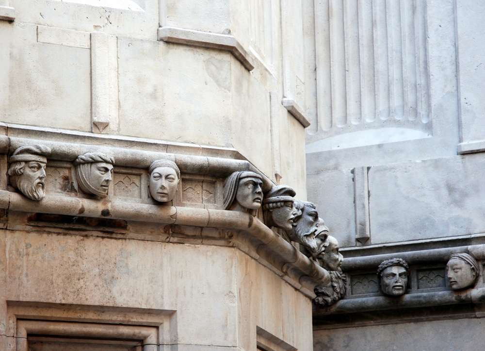 Frise aux têtes sculptées de la cathédrale Saint-Jacques, Šibenik, Dalmatie centrale, Croatie.