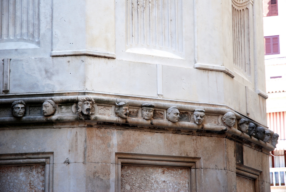 Frise aux têtes sculptées de la cathédrale Saint-Jacques, Šibenik, Dalmatie centrale, Croatie.