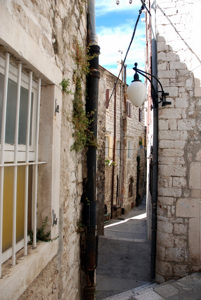 Petite rue de Šibenik, Dalmatie centrale, Croatie.