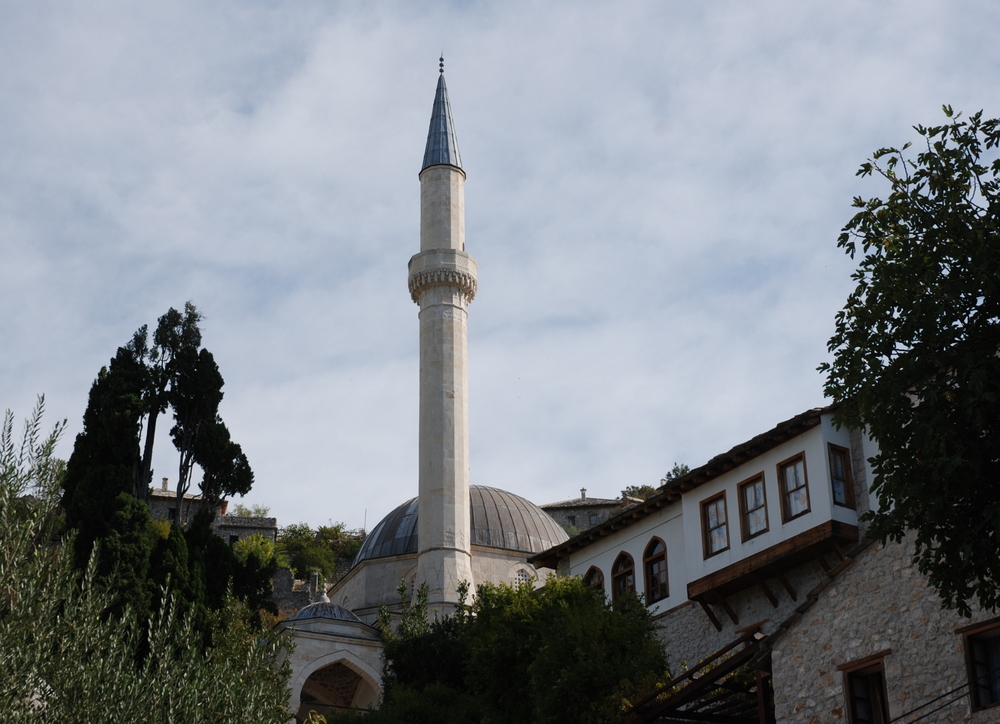 Mosquée et son minaret, Počitelj, Bosnie-Herzégovine.