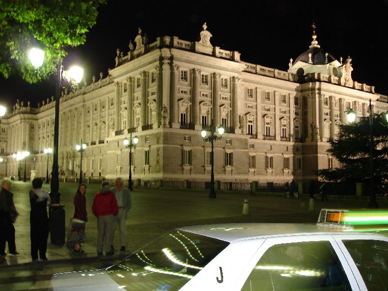 Palais Royal de Madrid, le soir, Madrid, Espagne. 