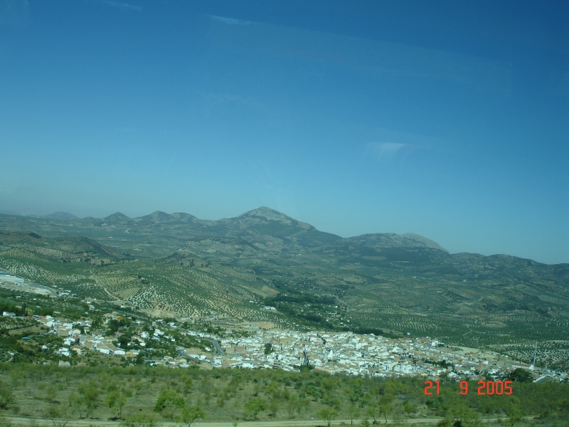 Andalousie : petit village blanc au pied de la Sierra Nevada.