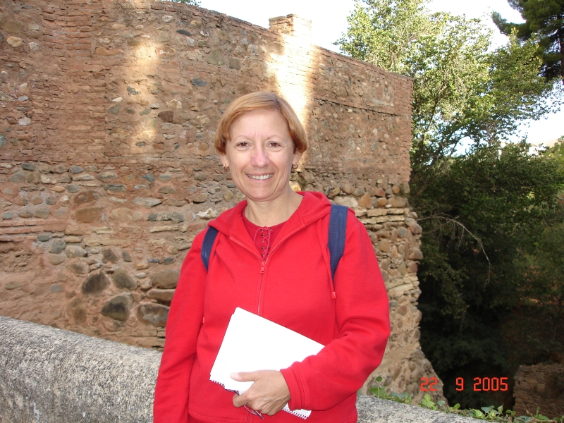 Céline pose sur le site de l'Alhambra de Grenade, en Espagne.