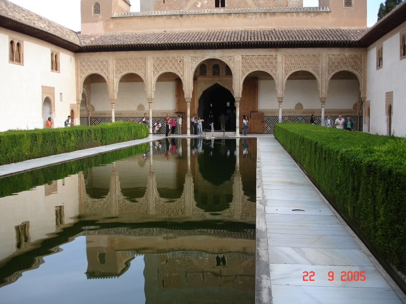 Dans la cour des Myrtes (patio de los Arrayanes), véritable coeur du palais de Yusuf 1er, la tour de Comares est réfléchie dans le bassin aux eaux tranquilles. (Texte La Presse, photo Jacques Lanciault)