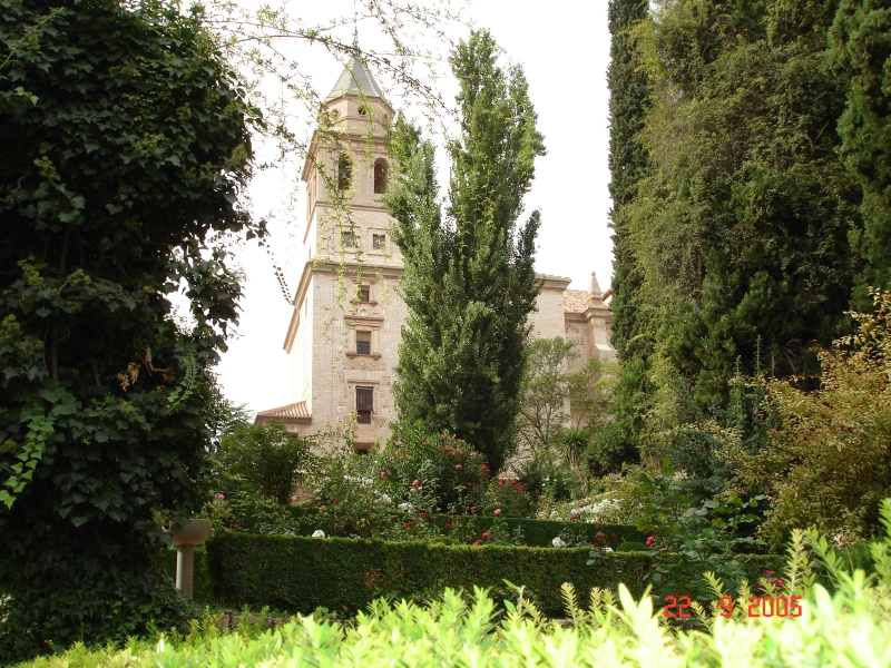 Un palais à travers la végétation de l'Alhambra de Grenade, Espagne.