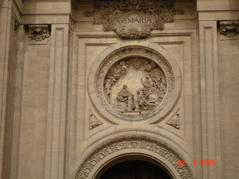 Sculpture à l’entrée de la Chapelle royale de Grenade, Espagne.