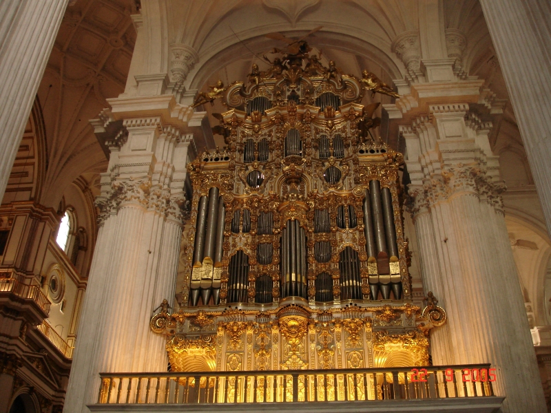 Une des quatre grandes orgues de la Cathédrale de Grenade, Espagne.