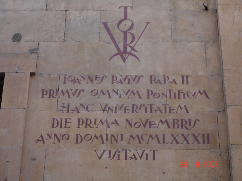 Une inscription sur le mur pour commémorer la visite du pape Jean-Paul II, Salamanca, Espagne.