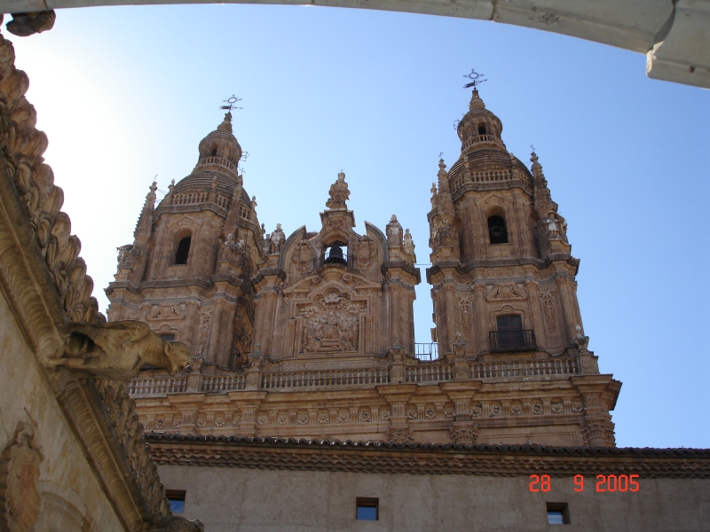 Des clochers dans le ciel de Salamanca, Espagne.