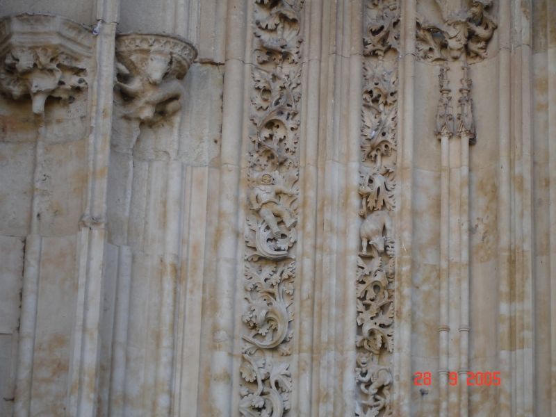 Cosmonaute sculpté sur le bas relief de la Cathédrale Nueva de Salamanque, Espagne.