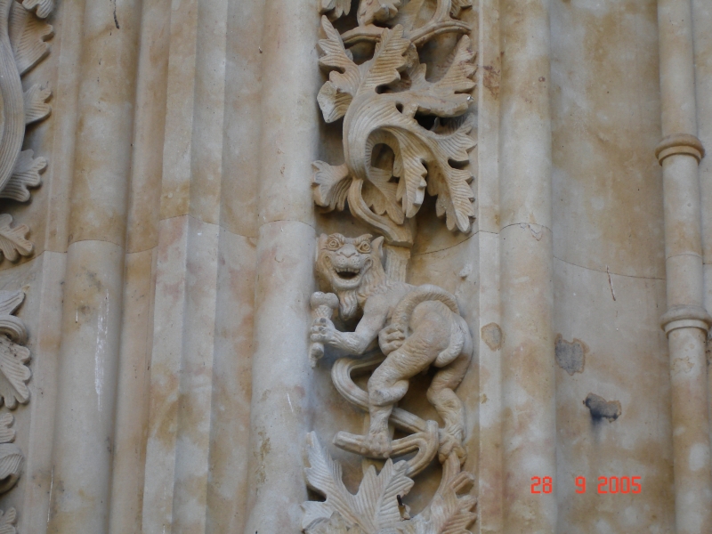 Le démon mangeant un cornet à trois boules sur le bas relief de la Cathédrale Nueva, Salamanca, Espagne.