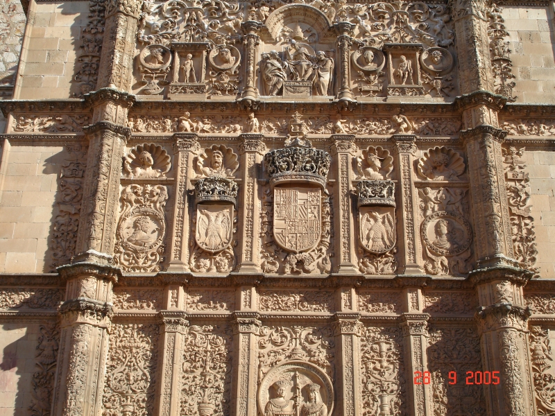 Le pas de la porte de l'université de Salamanca et ses motifs sculptés.
