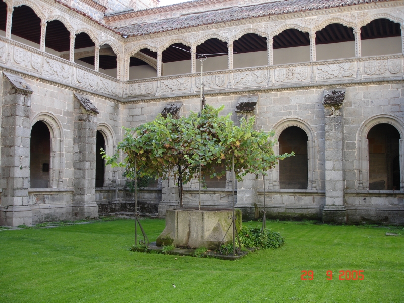 Une des cours intérieures du monastère de Santo Tomás, Avila, Espagne.