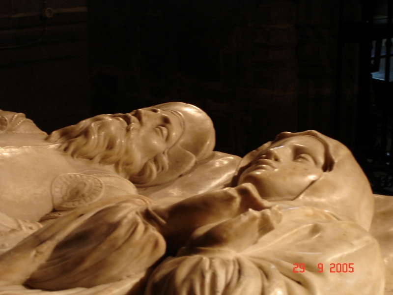 Les deux précepteurs du prince Juan, fils des Rois Catholiques, ont également leurs tombeaux dans le monastère de Santo Tomás à Avila en Espagne.