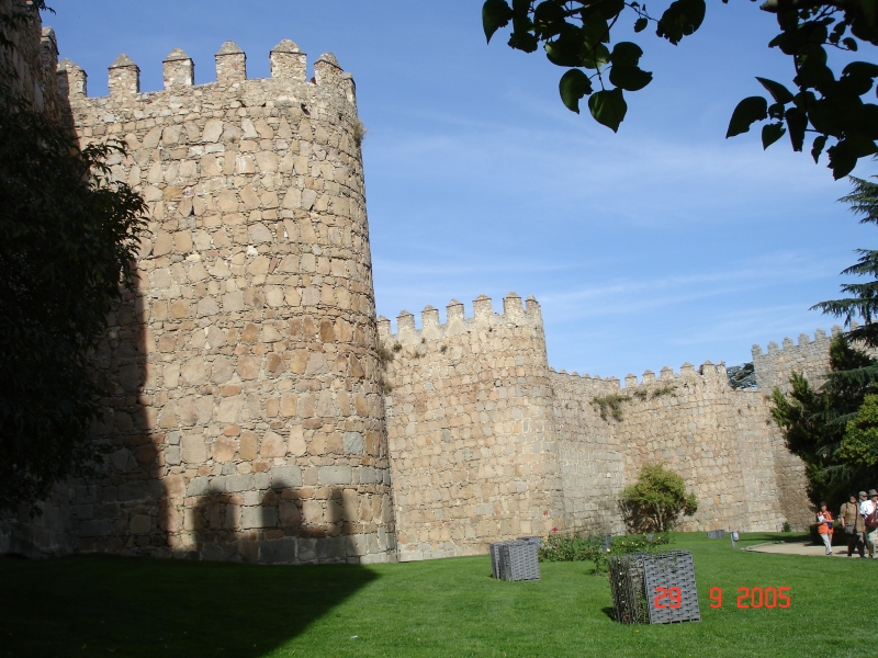L’impressionnante muraille qui entoure le site historique d’Avila en Espagne.