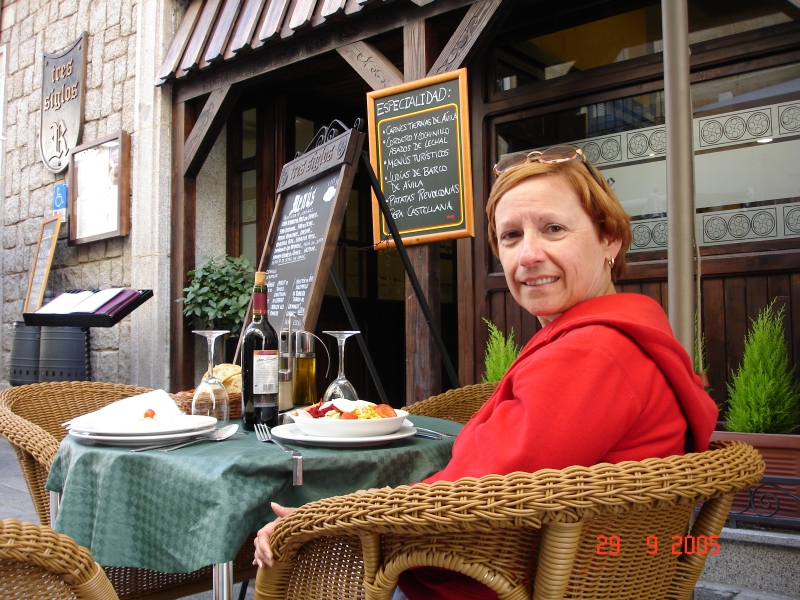 Céline, bien attablée à la terrasse du restaurant Tres siglos, Avila, Espagne.