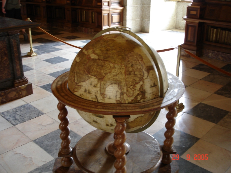 Un globe terrestre d’époque à l’intérieur de la bibliothèque de l’Escurial. San Lorenzo del Escorial, Espagne.