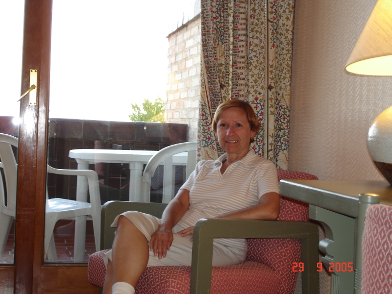 Après une longue journée de visite, Céline se repose dans sa chambre au Parador de Ségovie en Espagne.